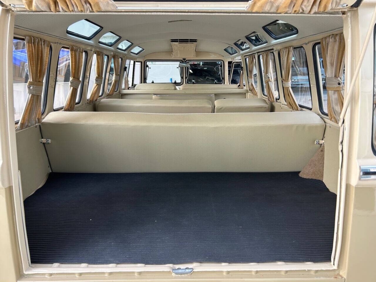 Volkswagen-BusVanagon-1972-Passenger-Van-6