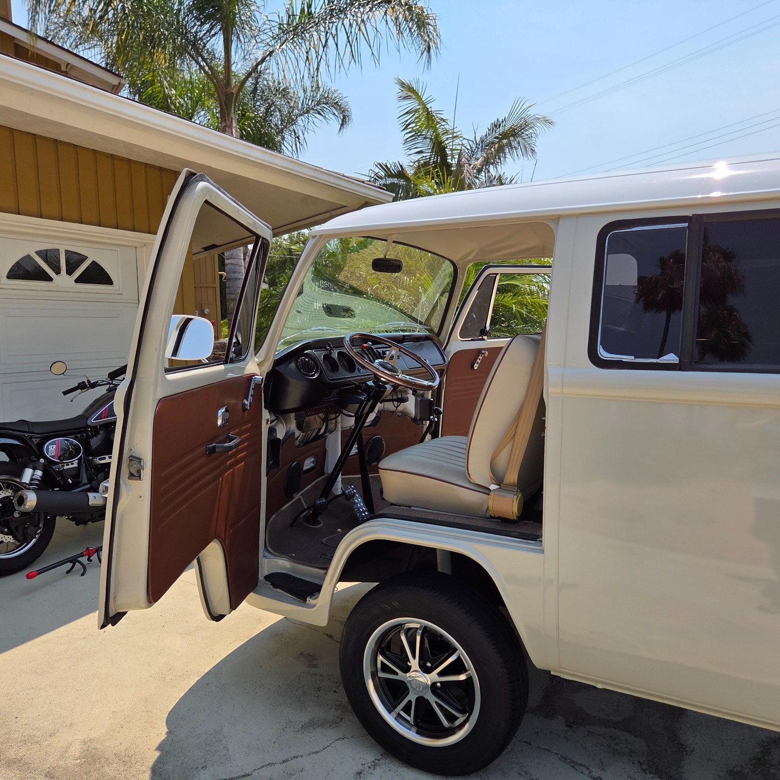 Volkswagen-BusVanagon-1973-Van-15