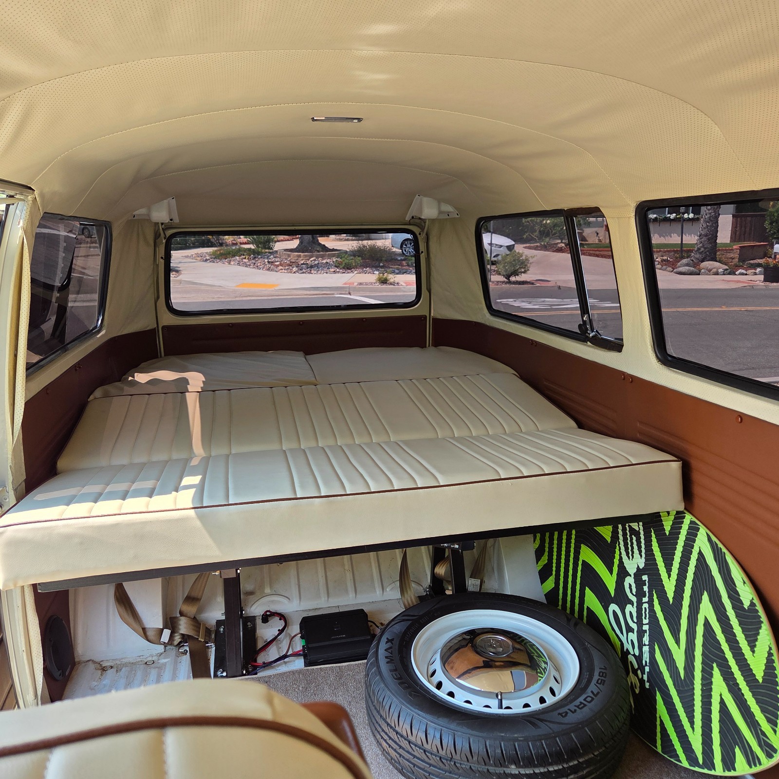 Volkswagen-BusVanagon-1973-Van-25