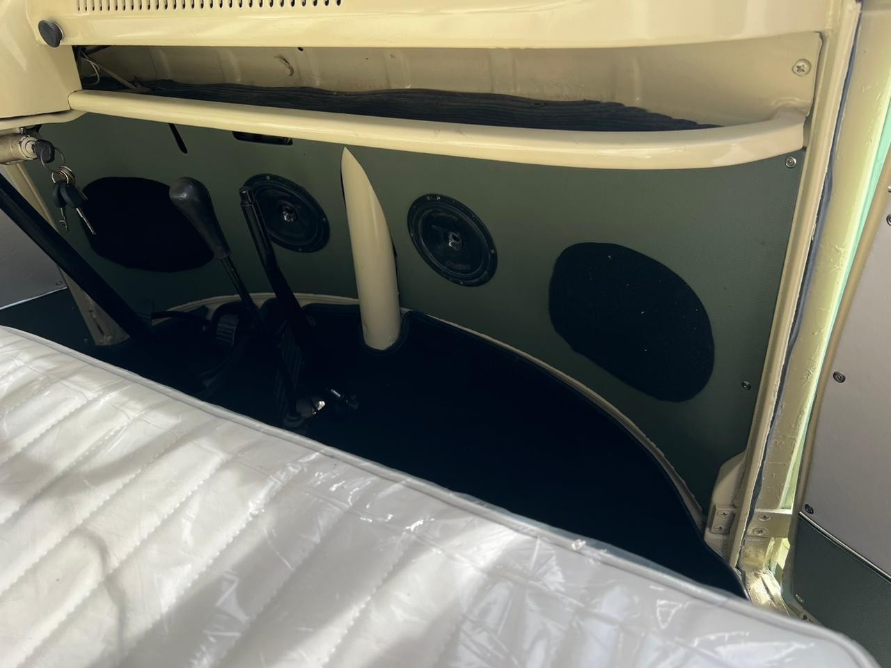 Volkswagen-BusVanagon-1975-17