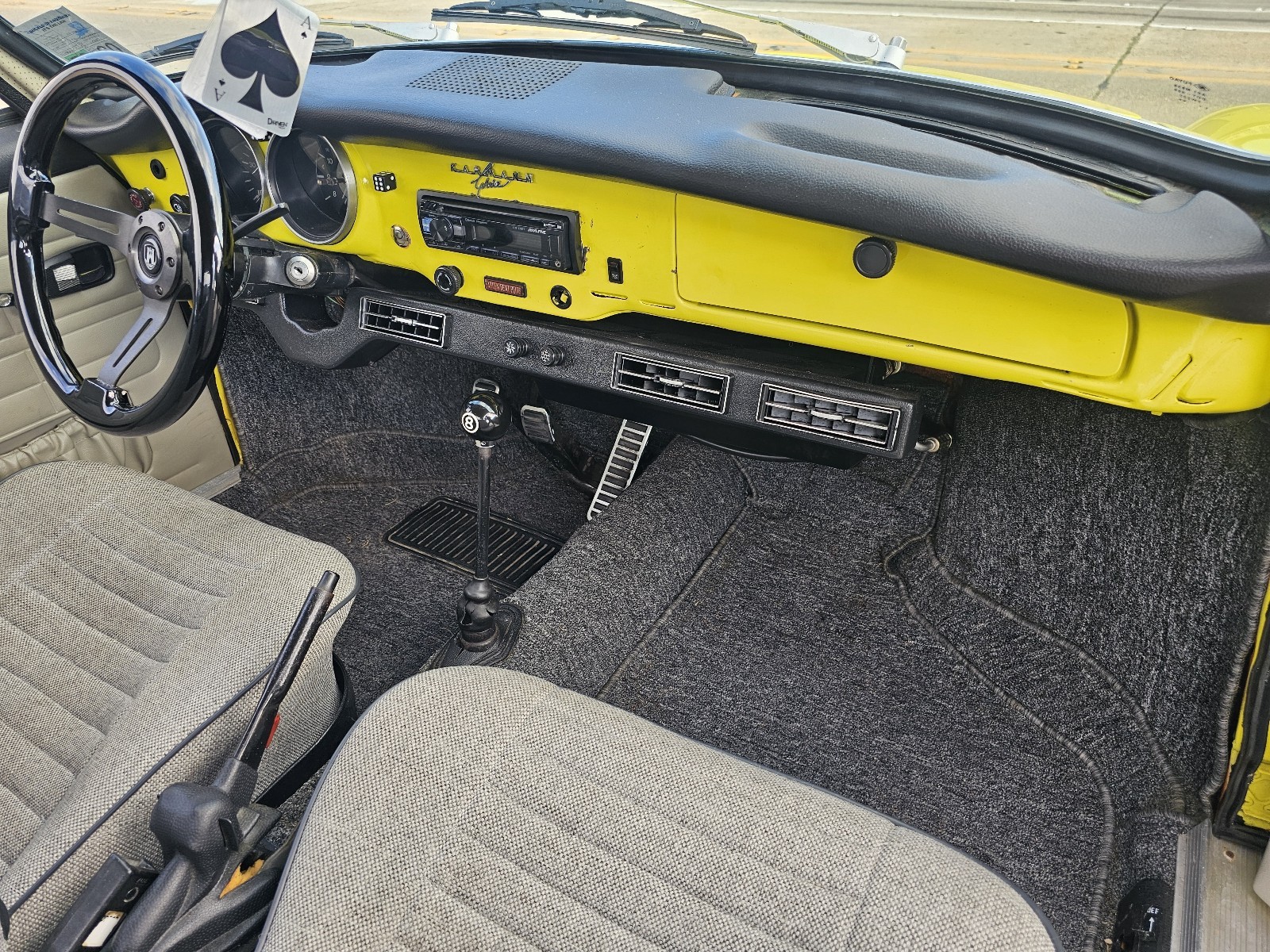 Volkswagen-Karmann-Ghia-1600-Coupe-1972-1