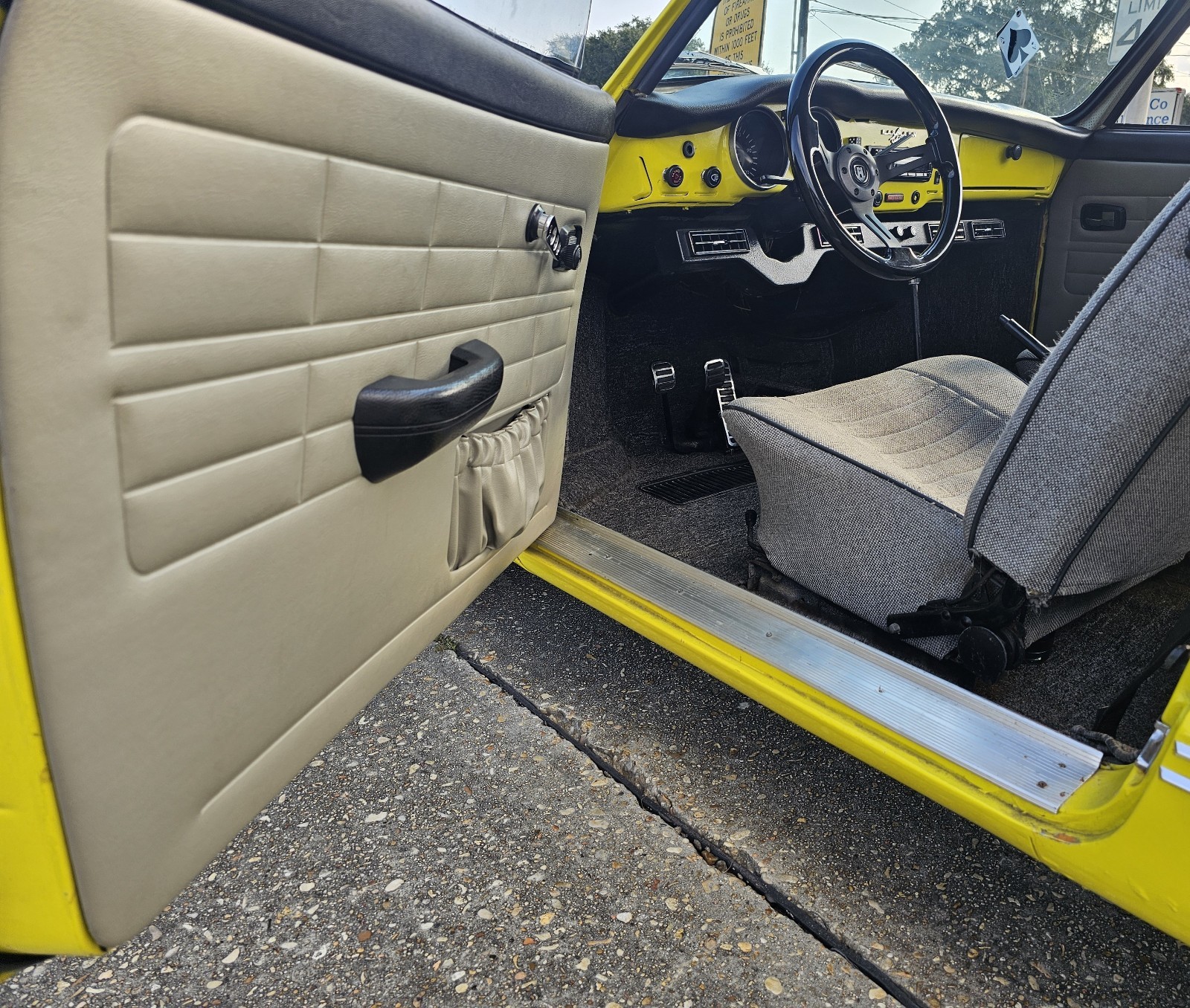 Volkswagen-Karmann-Ghia-1600-Coupe-1972-15