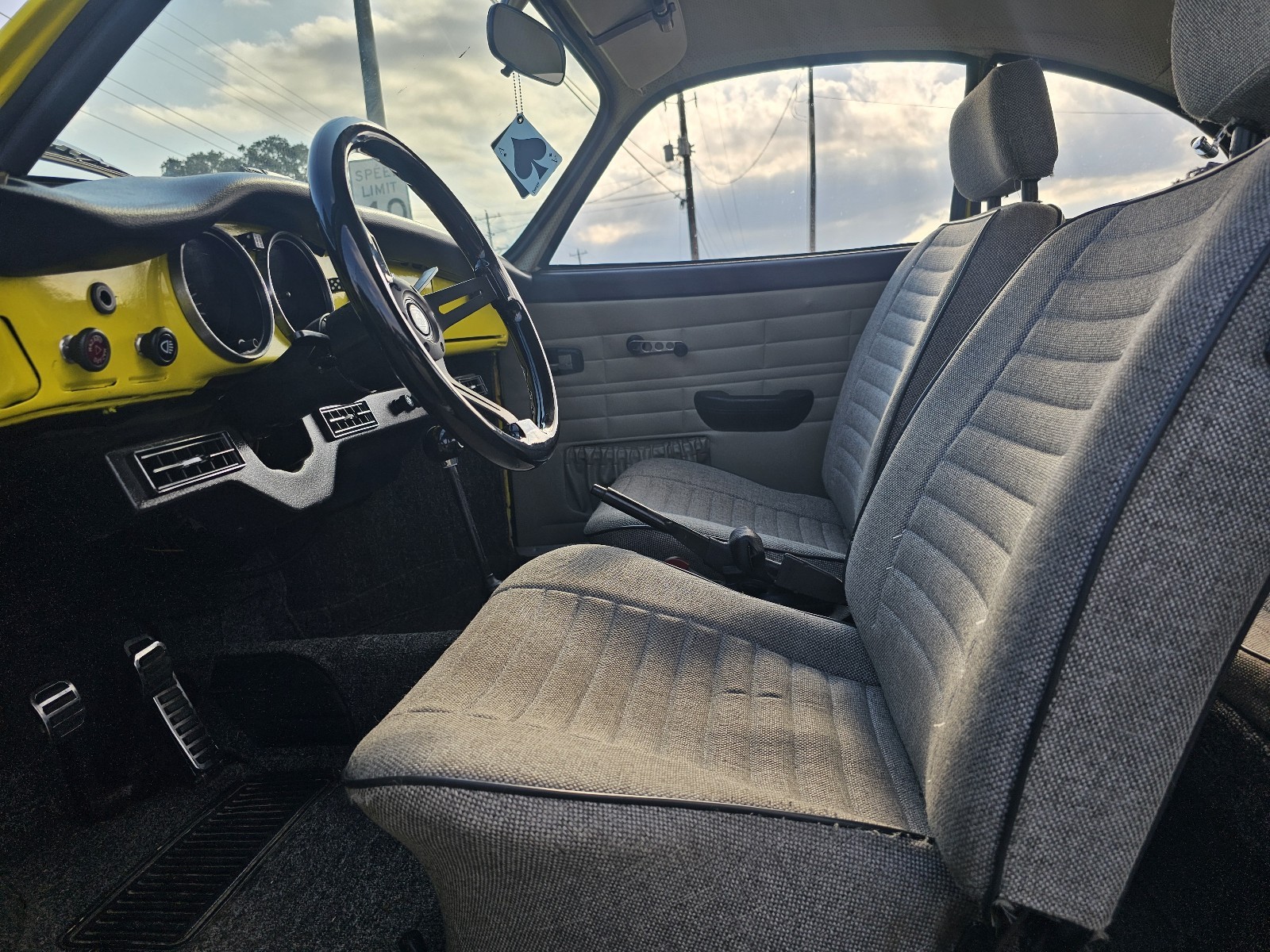 Volkswagen-Karmann-Ghia-1600-Coupe-1972-16