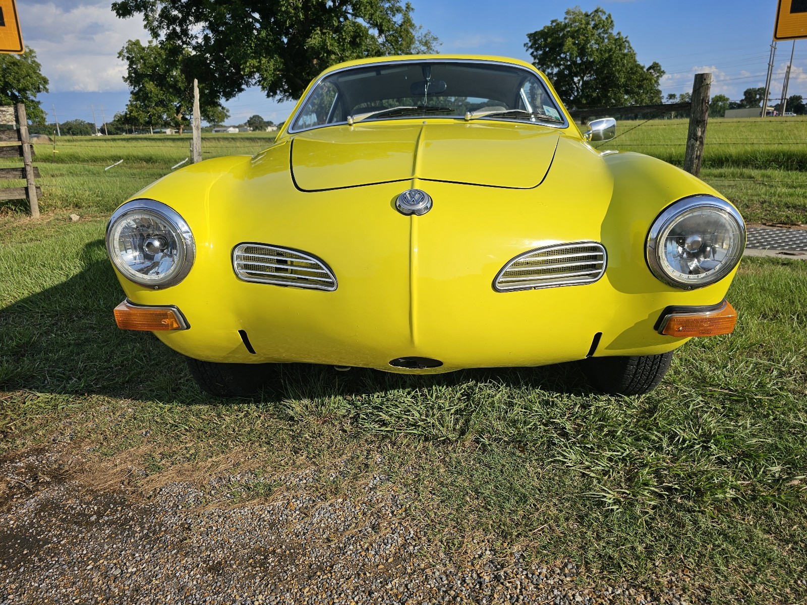 Volkswagen-Karmann-Ghia-1600-Coupe-1972-4