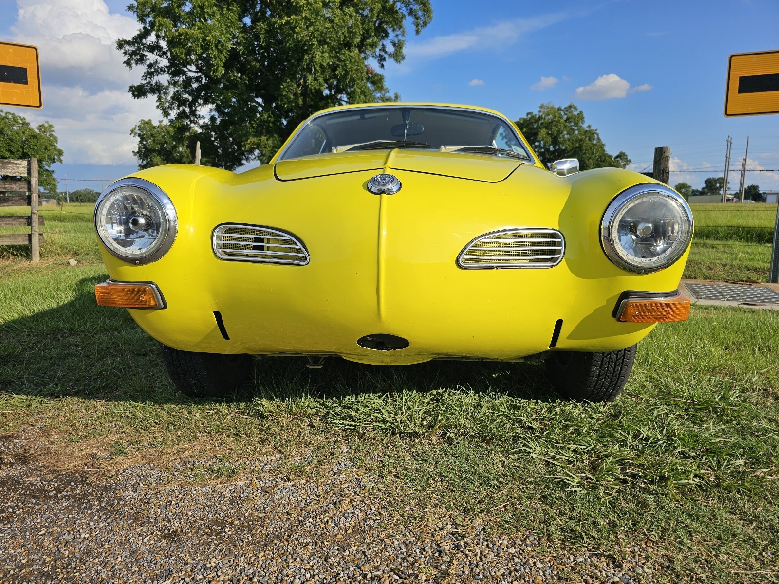 Volkswagen-Karmann-Ghia-1600-Coupe-1972
