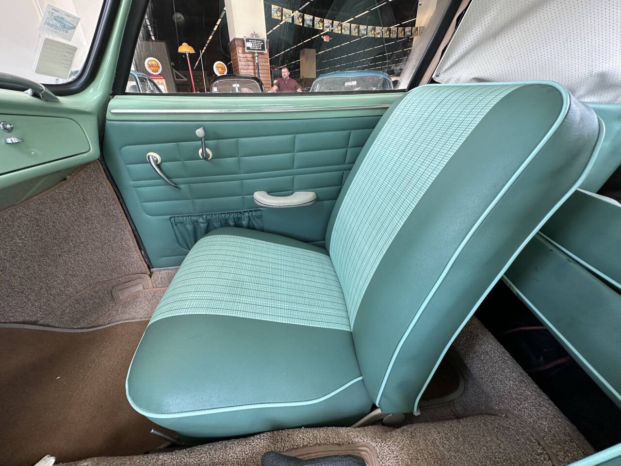 Volkswagen-Karmann-Ghia-1959-Coupe-7