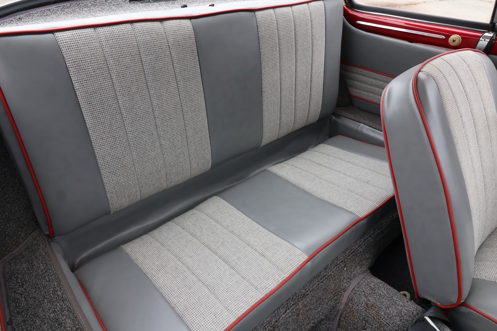Volkswagen-Karmann-Ghia-1963-Coupe-7