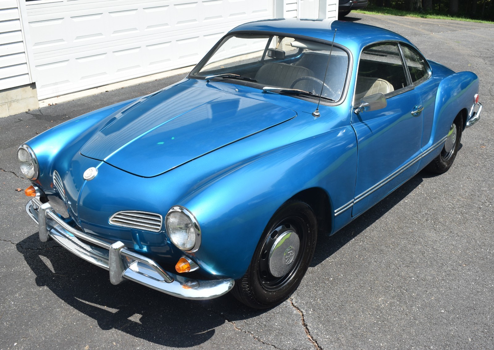 Volkswagen-Karmann-Ghia-1969-Coupe-1