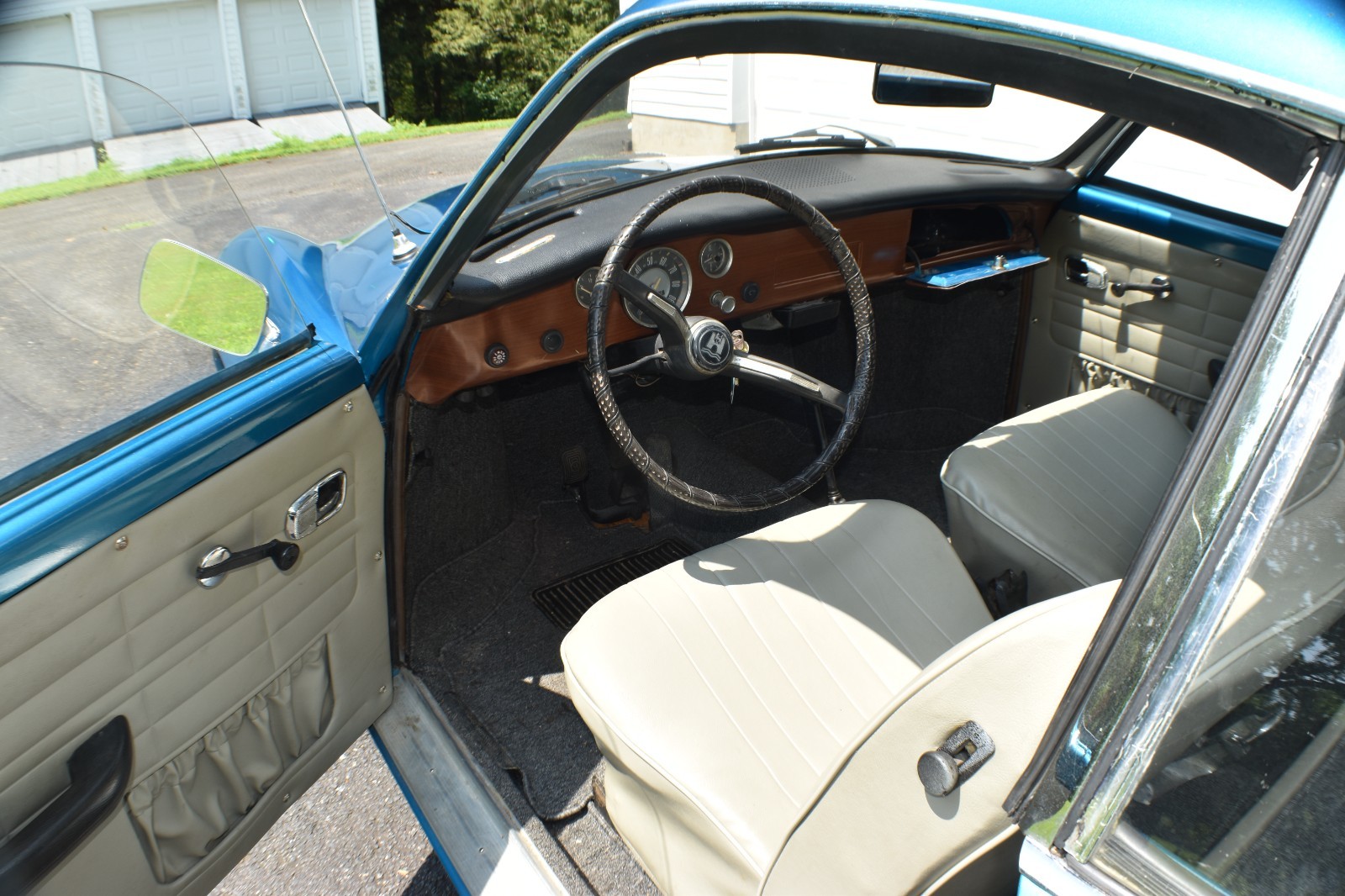 Volkswagen-Karmann-Ghia-1969-Coupe-16