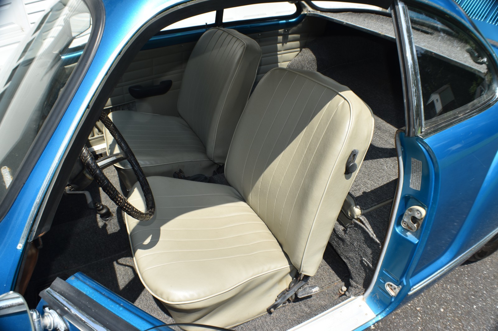 Volkswagen-Karmann-Ghia-1969-Coupe-19