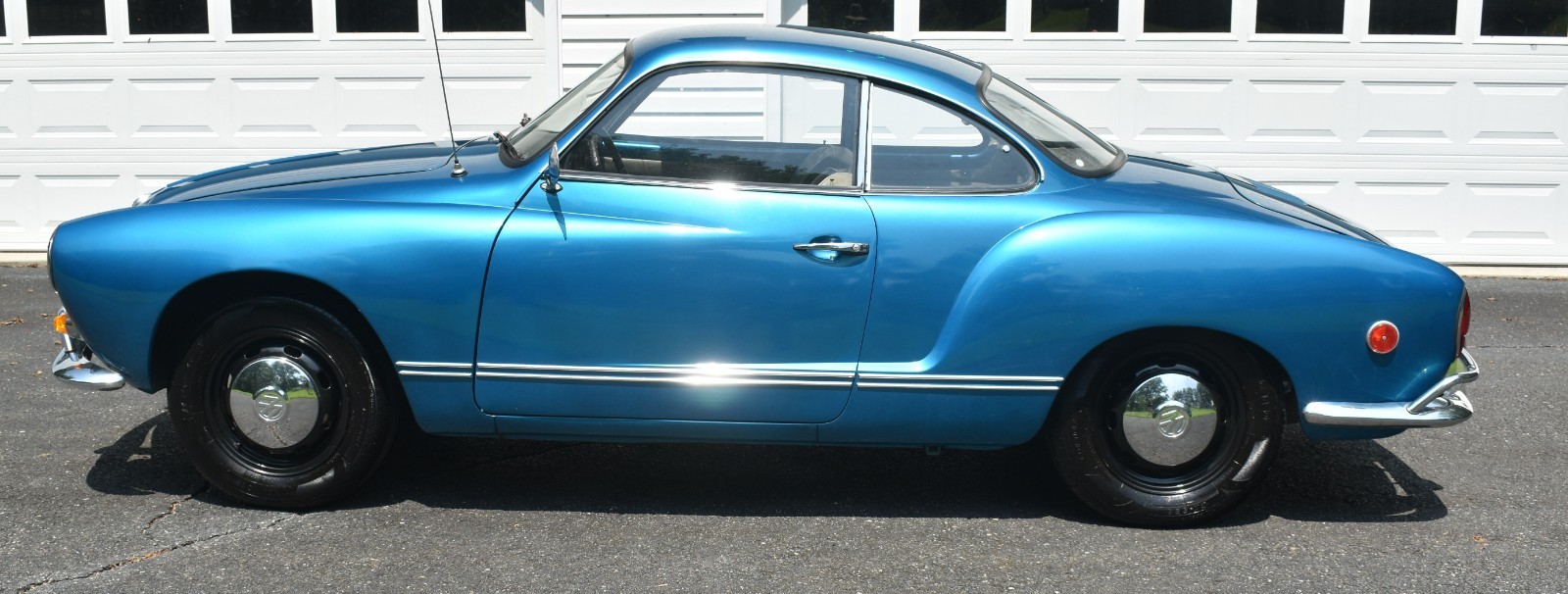 Volkswagen-Karmann-Ghia-1969-Coupe-2