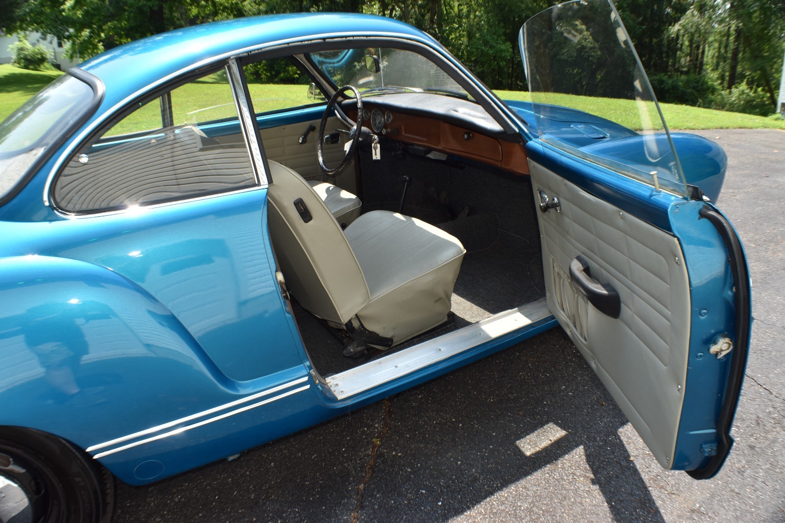 Volkswagen-Karmann-Ghia-1969-Coupe-22