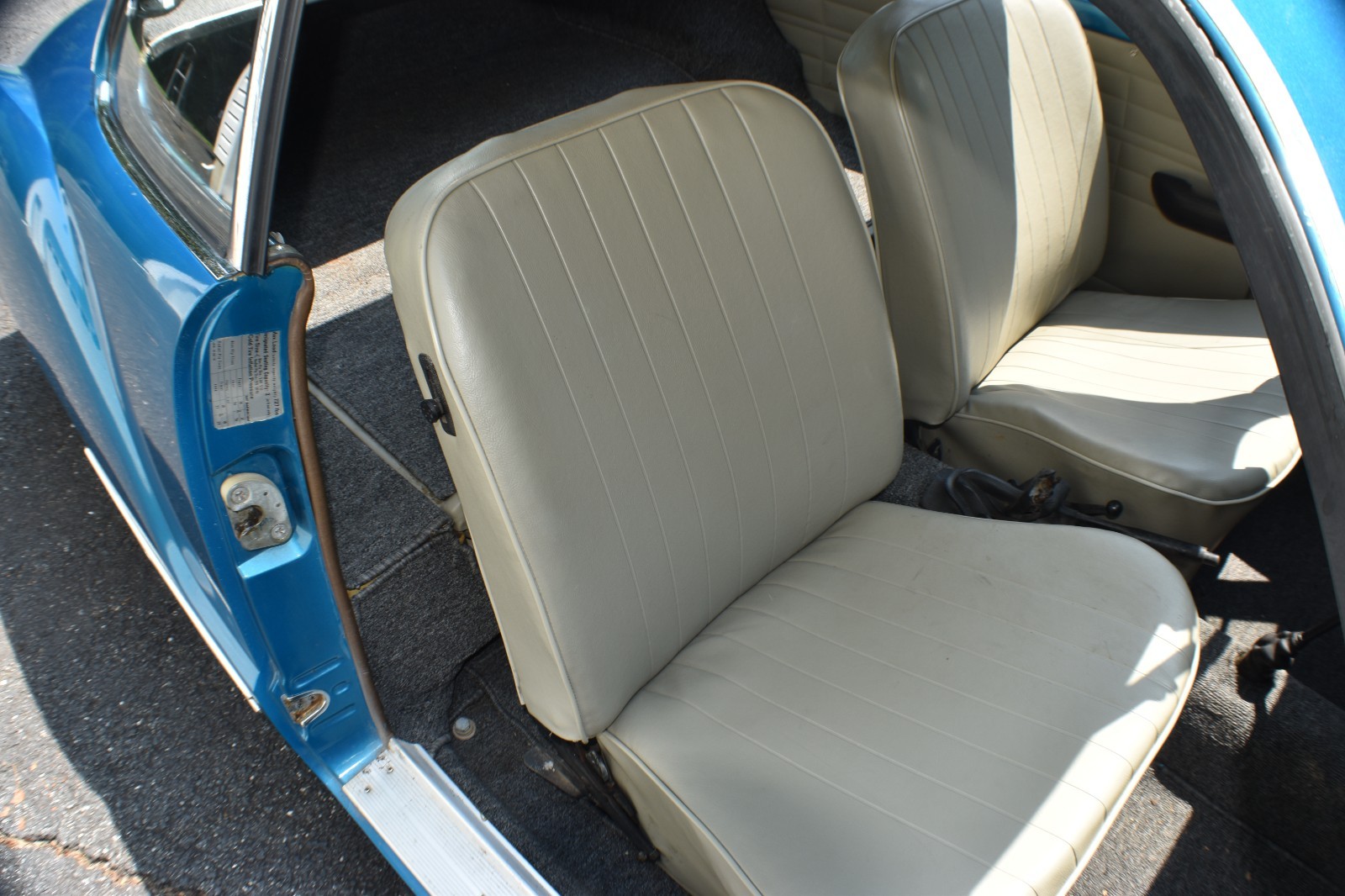 Volkswagen-Karmann-Ghia-1969-Coupe-25