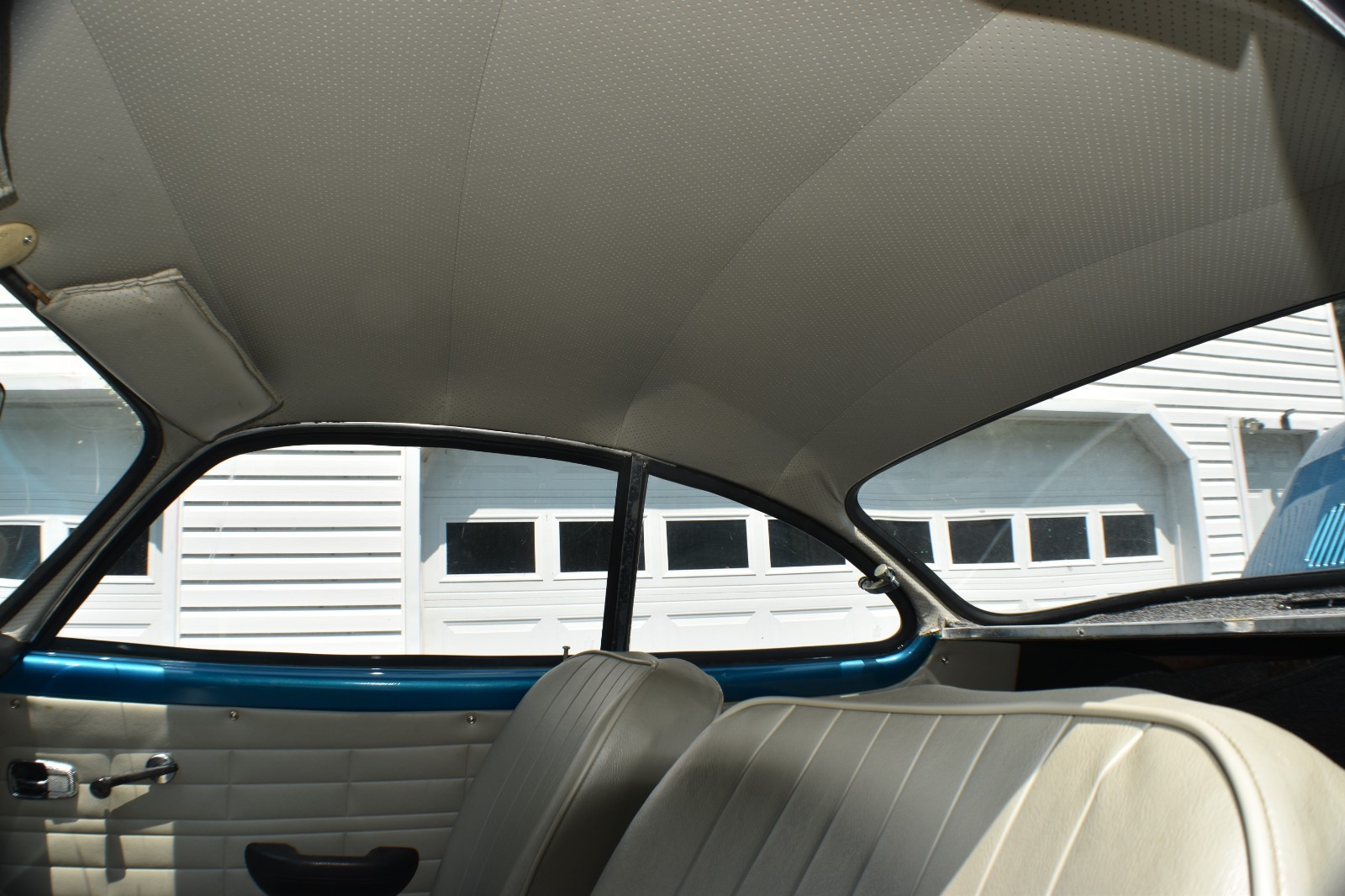 Volkswagen-Karmann-Ghia-1969-Coupe-26