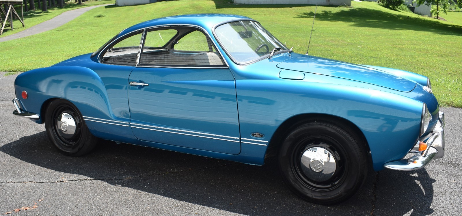 Volkswagen-Karmann-Ghia-1969-Coupe-7