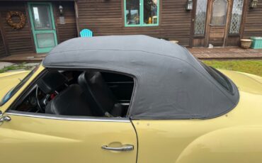 Volkswagen-Karmann-Ghia-1970-Convertible-10