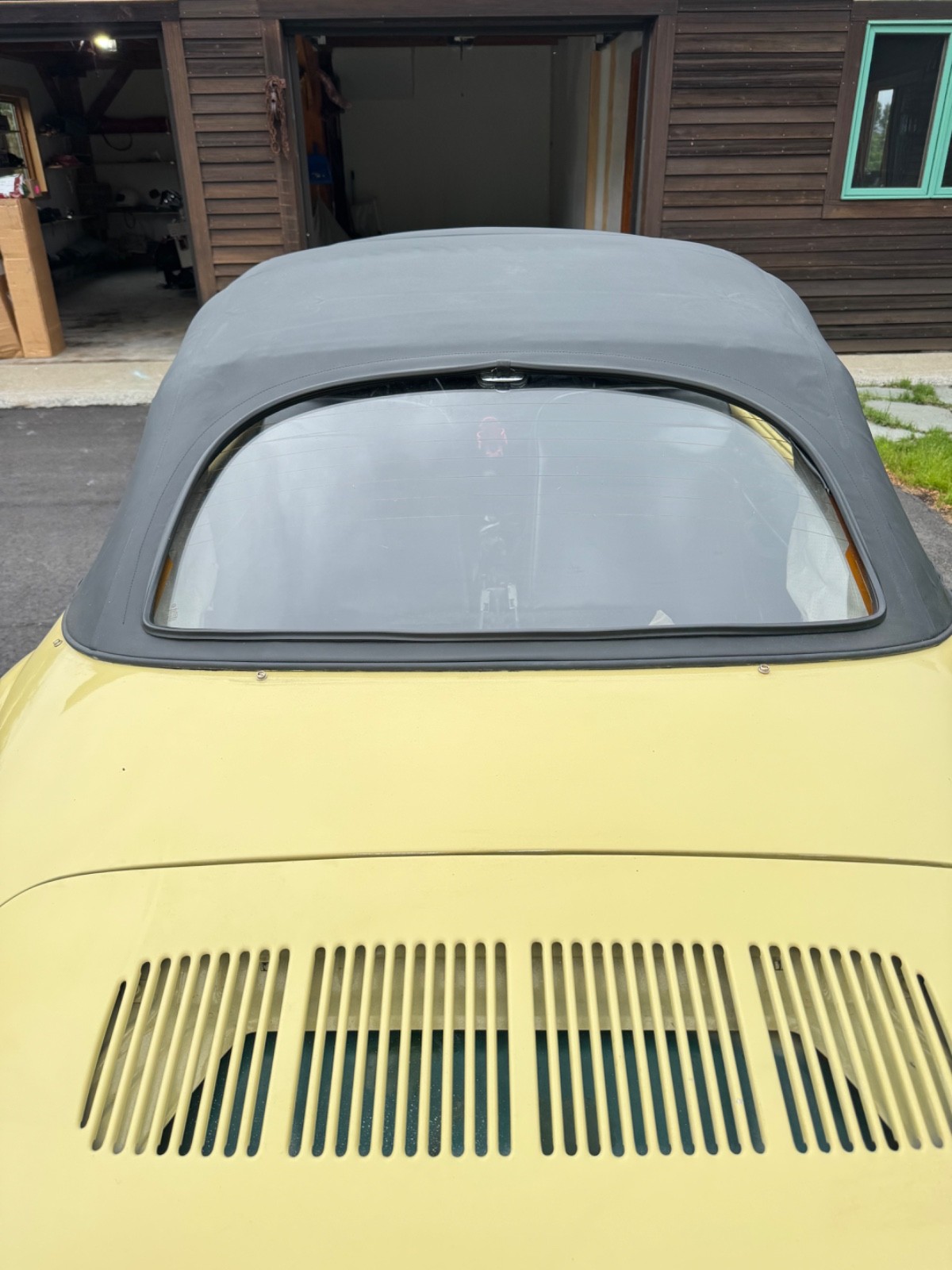 Volkswagen-Karmann-Ghia-1970-Convertible-11