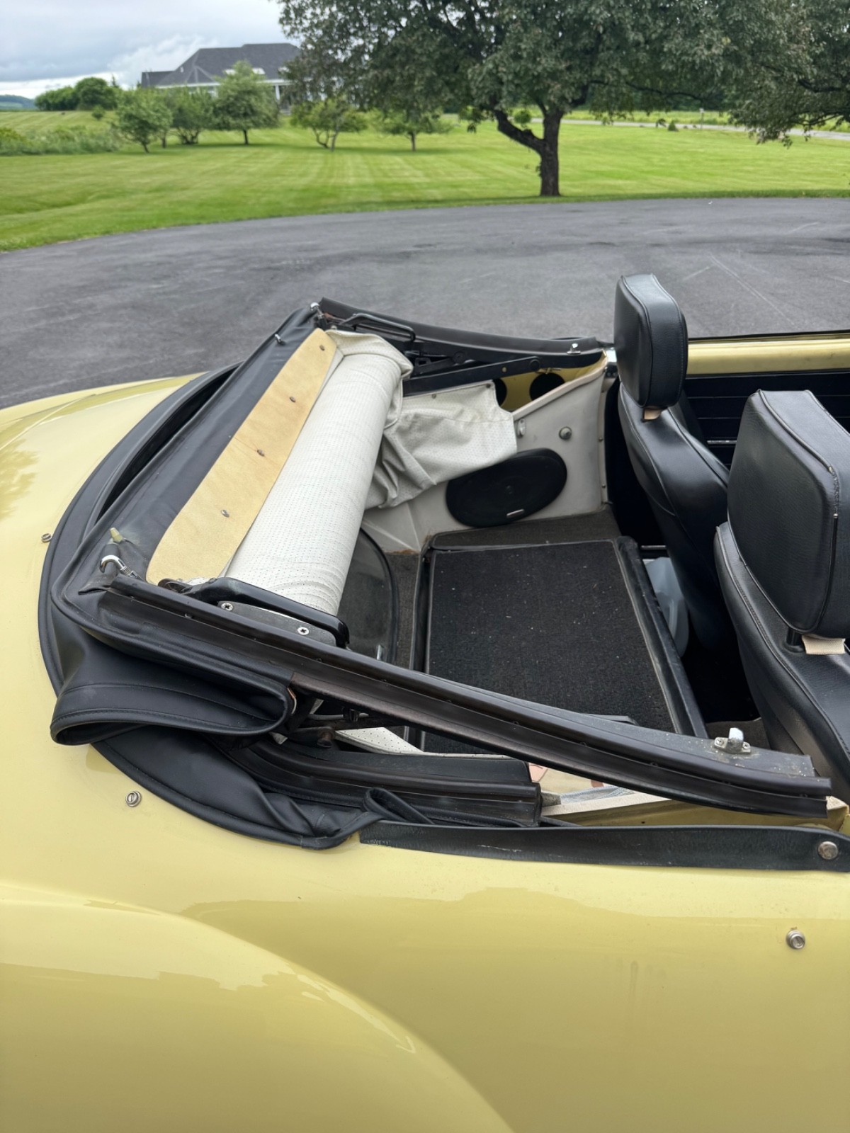 Volkswagen-Karmann-Ghia-1970-Convertible-7