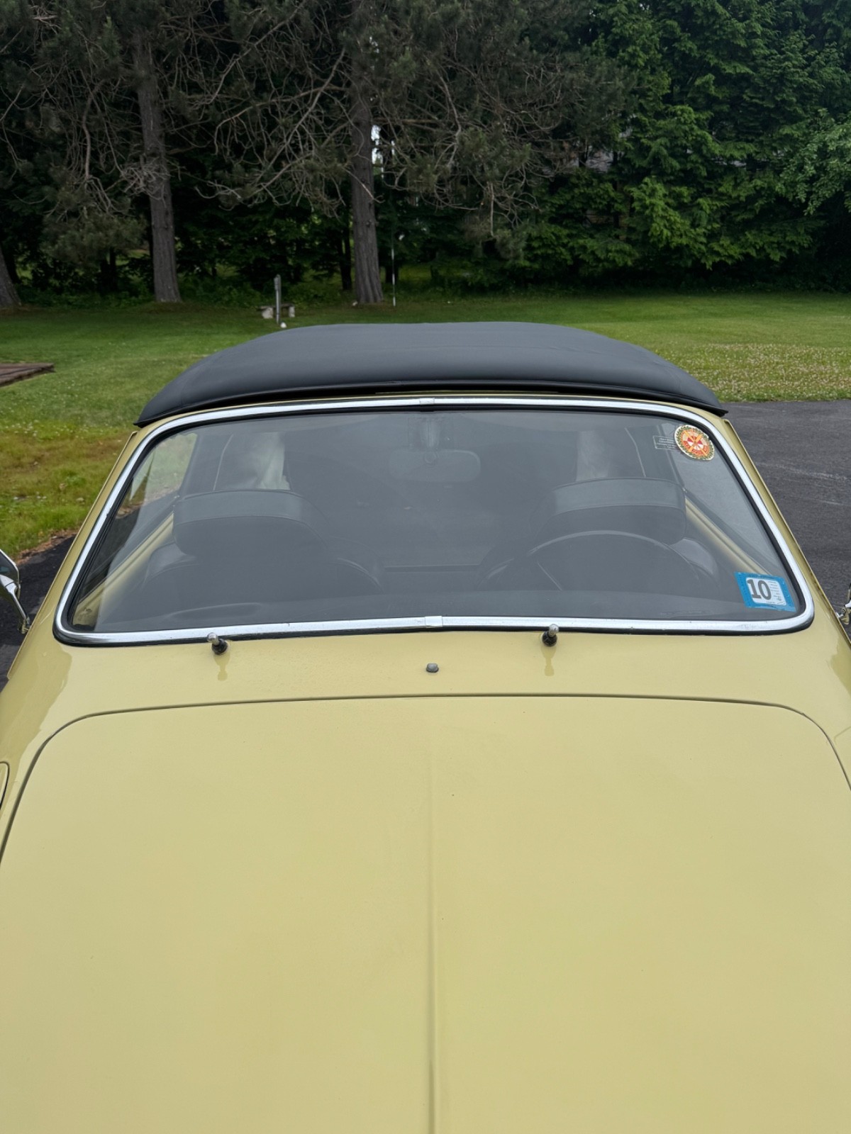 Volkswagen-Karmann-Ghia-1970-Convertible-8