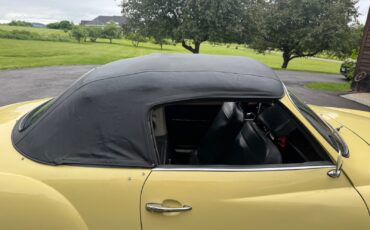 Volkswagen-Karmann-Ghia-1970-Convertible-9