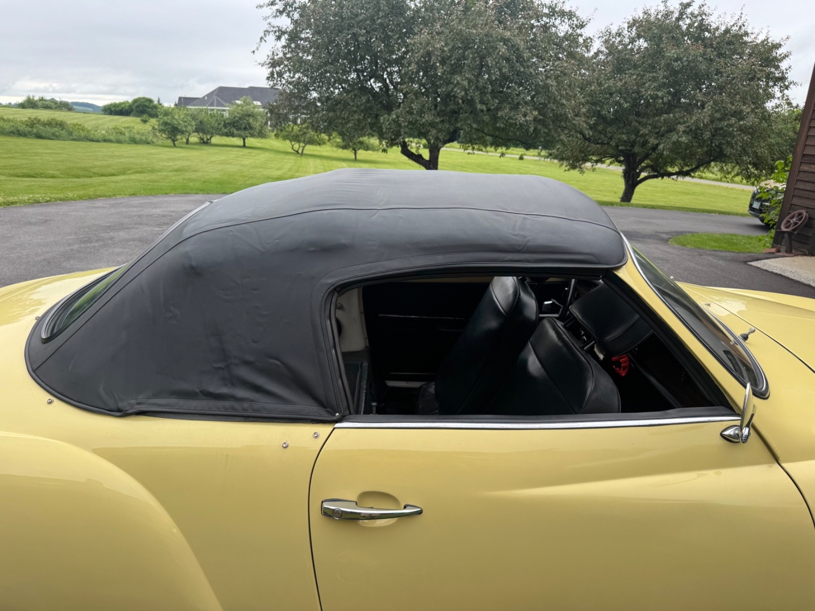 Volkswagen-Karmann-Ghia-1970-Convertible-9