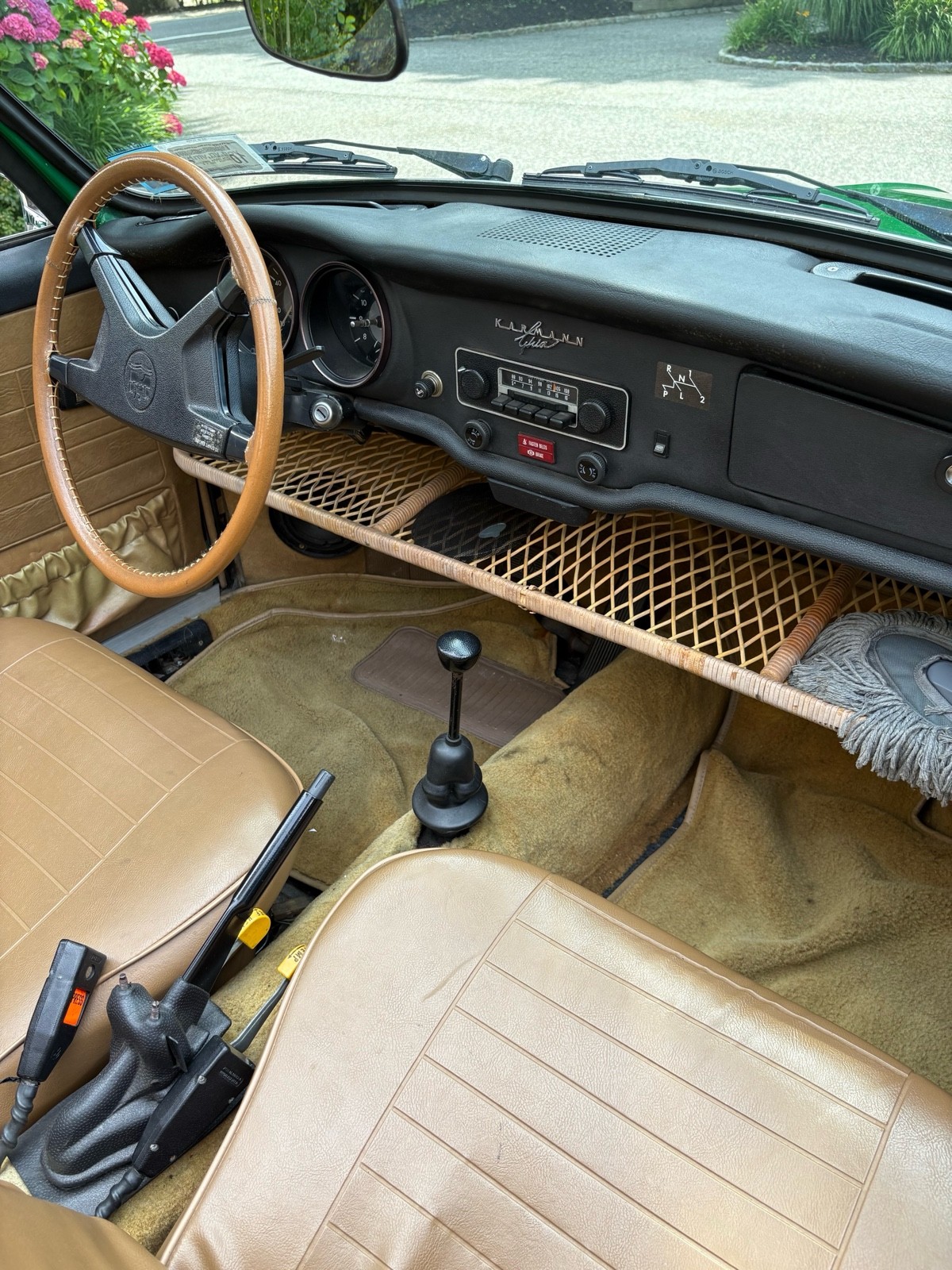 Volkswagen-Karmann-Ghia-1974-12