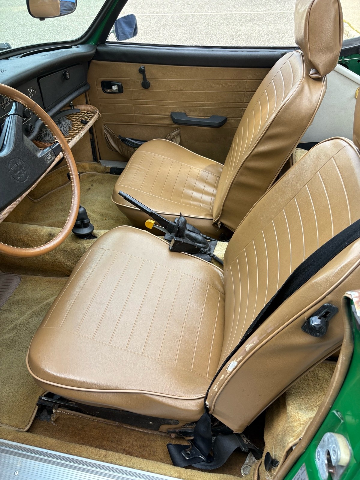 Volkswagen-Karmann-Ghia-1974-9