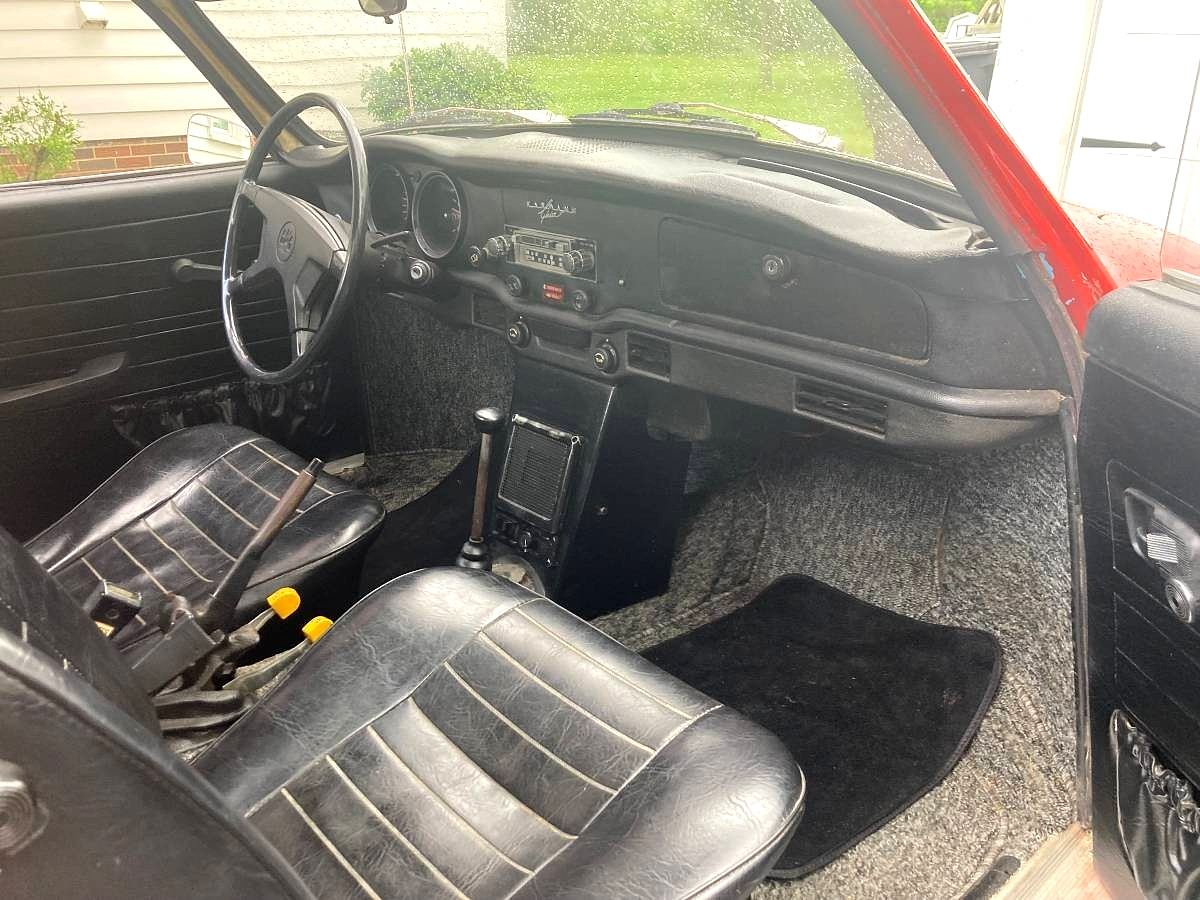 Volkswagen-Karmann-Ghia-1974-Coupe-8