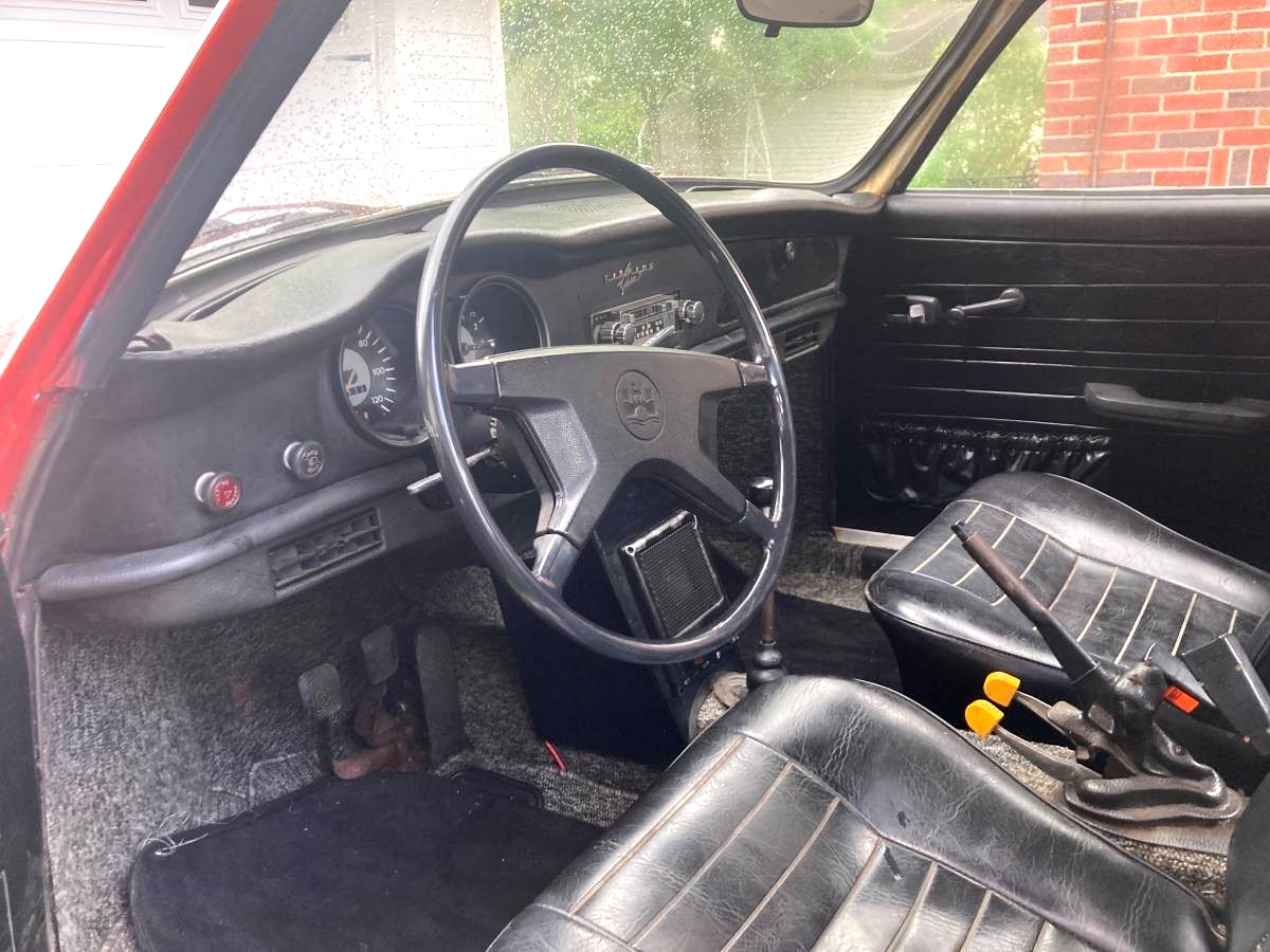 Volkswagen-Karmann-Ghia-1974-Coupe-9