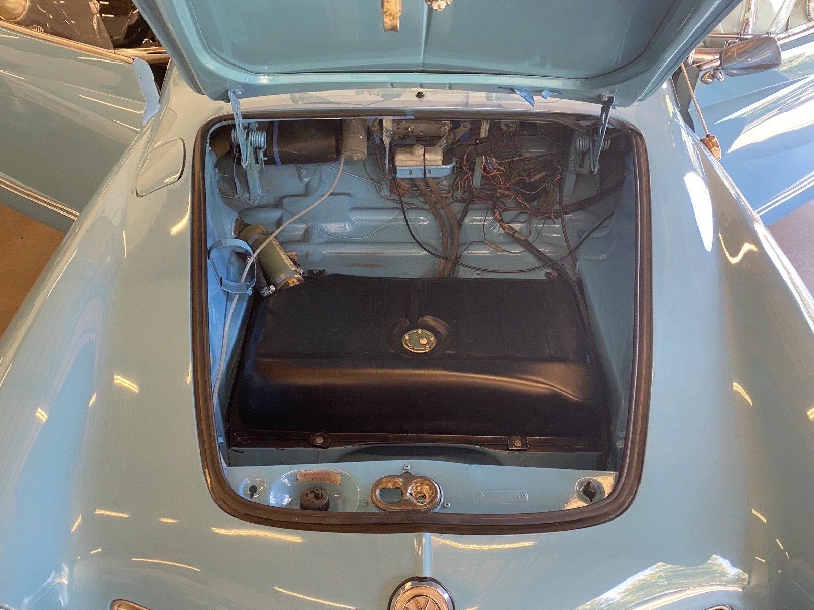 Volkswagen-Karmann-Ghia-Coupe-1974-3