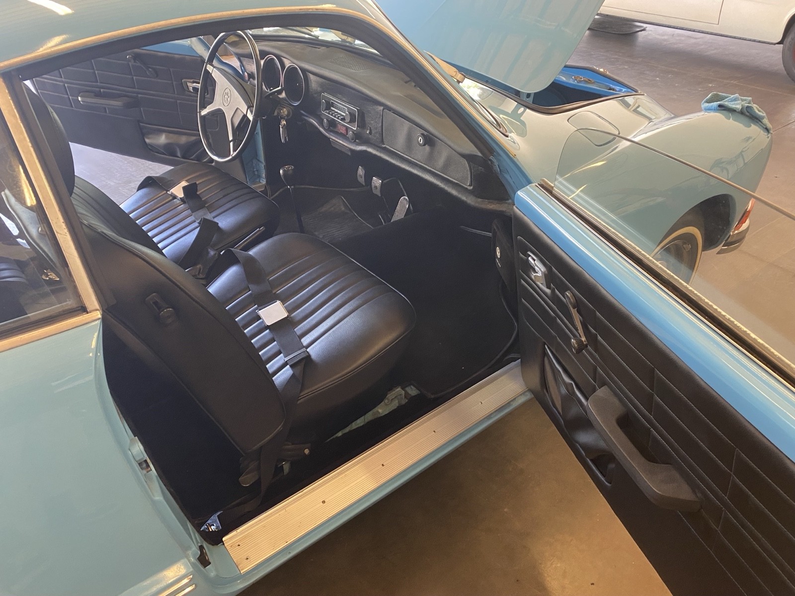 Volkswagen-Karmann-Ghia-Coupe-1974-5