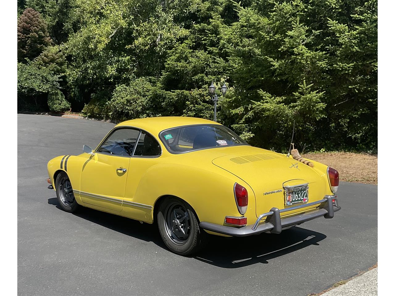 Volkswagen-Karmann-ghia-1971-Yellow-Charcoal-1