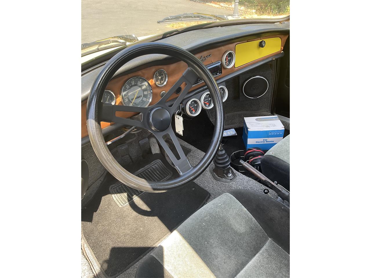 Volkswagen-Karmann-ghia-1971-Yellow-Charcoal-2