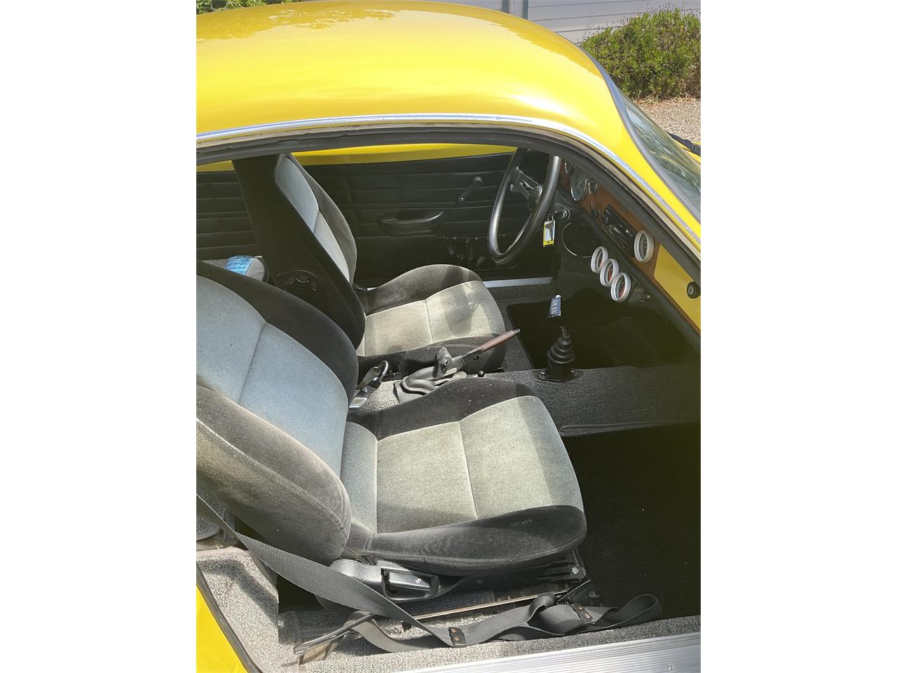 Volkswagen-Karmann-ghia-1971-Yellow-Charcoal-4