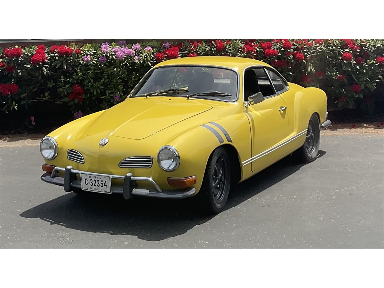 Volkswagen-Karmann-ghia-1971-Yellow-Charcoal