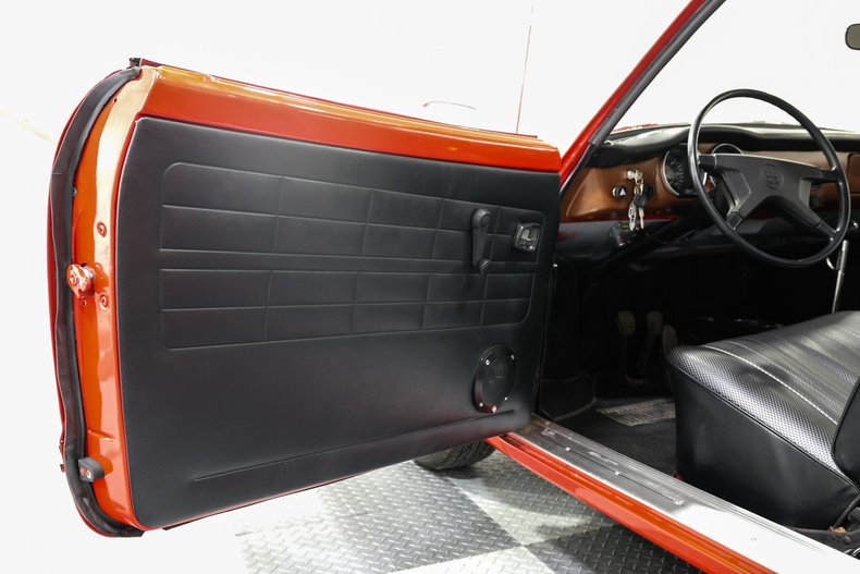 Volkswagen-Karmann-ghia-1973-Red-Black-14