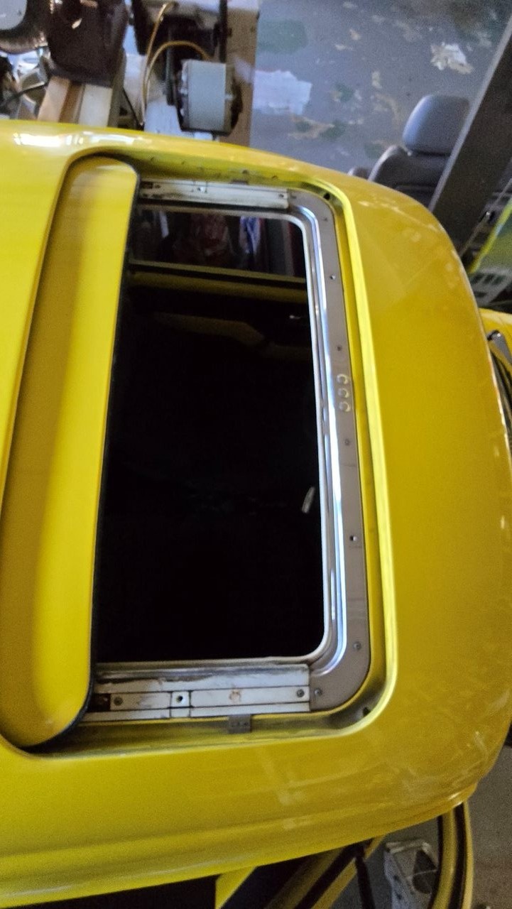 Volkswagen-Super-Beetle-1974-Compact-4