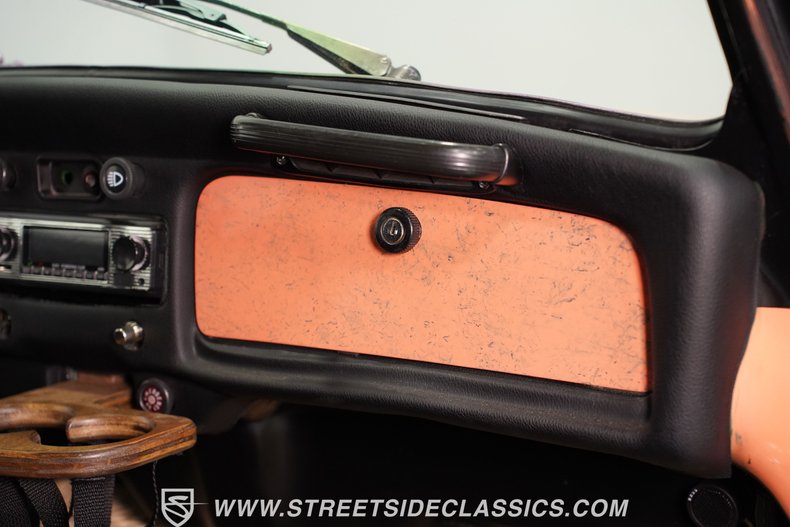 Volkswagen-Super-beetle-1971-Peach-Black-10