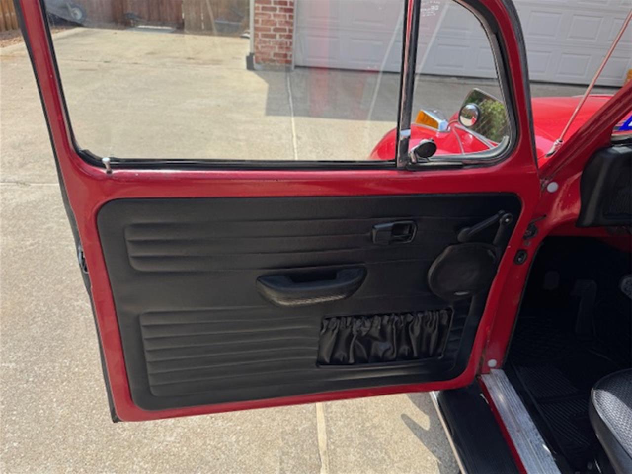 Volkswagen-Super-beetle-1973-red-blac-7