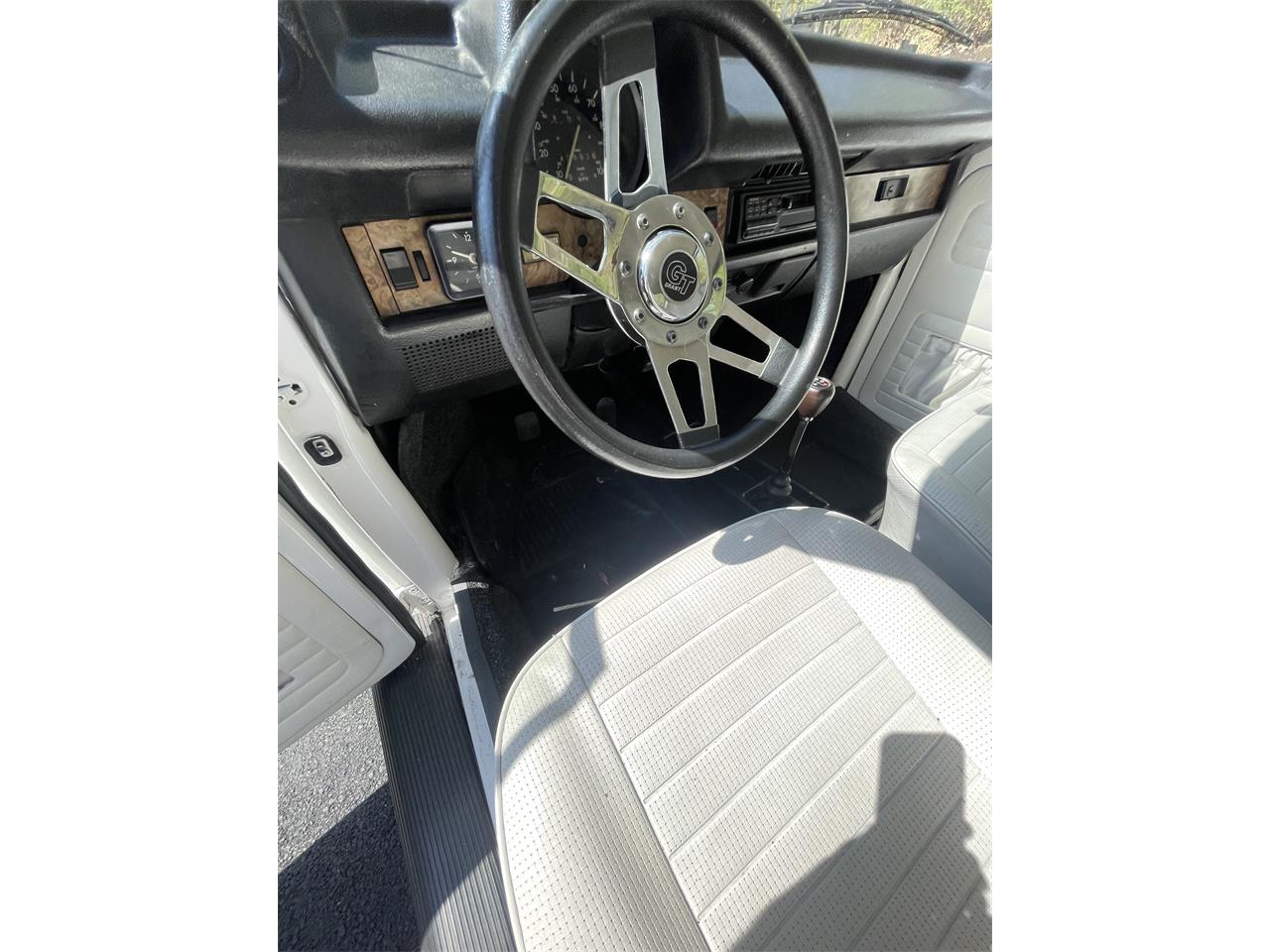 Volkswagen-Super-beetle-1979-peal-white-white-18