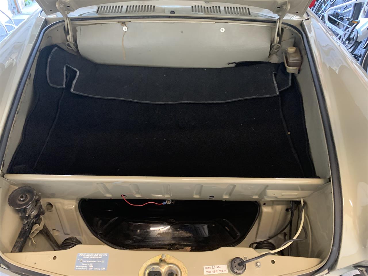 Volkswagen-Type-3-1969-Savannah-Beige-Black-13