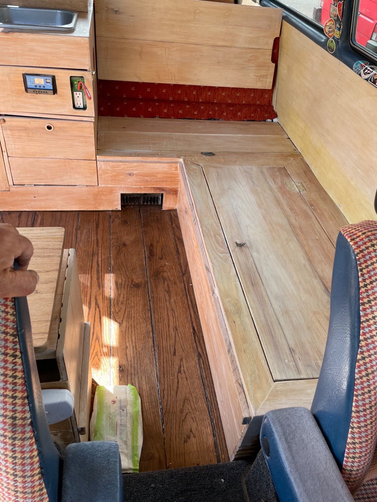 Volkswagen-Vanagon-1984-Standard-Passenger-Van-17