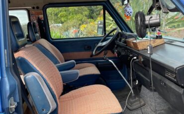Volkswagen-Vanagon-1984-Standard-Passenger-Van-3