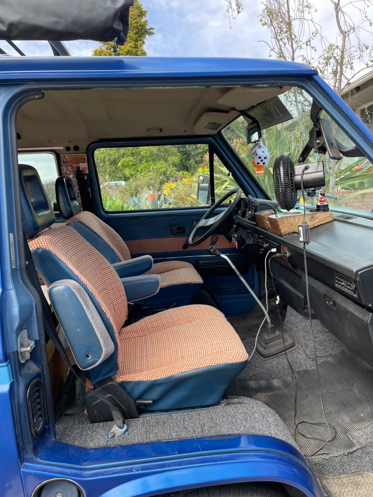 Volkswagen-Vanagon-1984-Standard-Passenger-Van-3