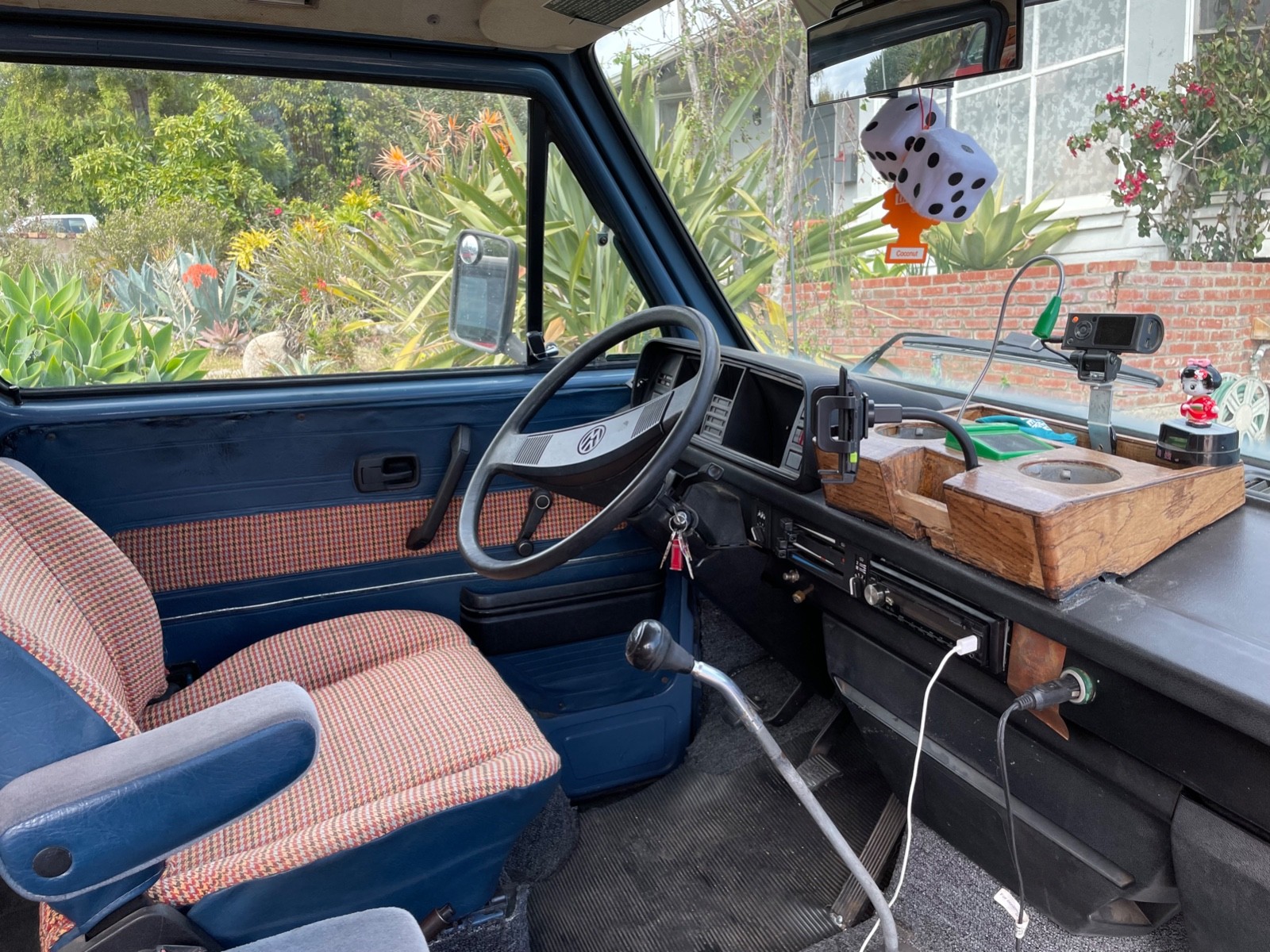 Volkswagen-Vanagon-1984-Standard-Passenger-Van-4