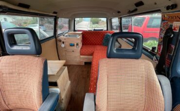 Volkswagen-Vanagon-1984-Standard-Passenger-Van-6