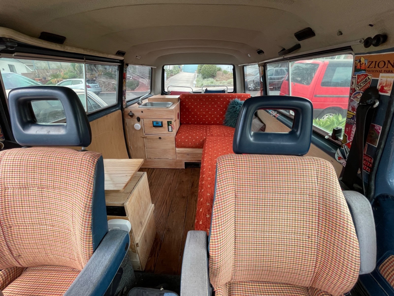 Volkswagen-Vanagon-1984-Standard-Passenger-Van-6
