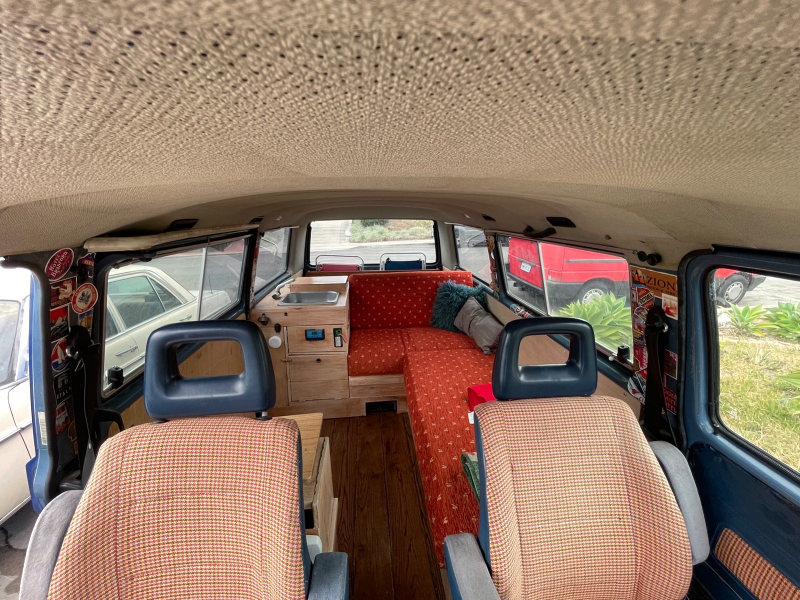 Volkswagen-Vanagon-1984-Standard-Passenger-Van-7