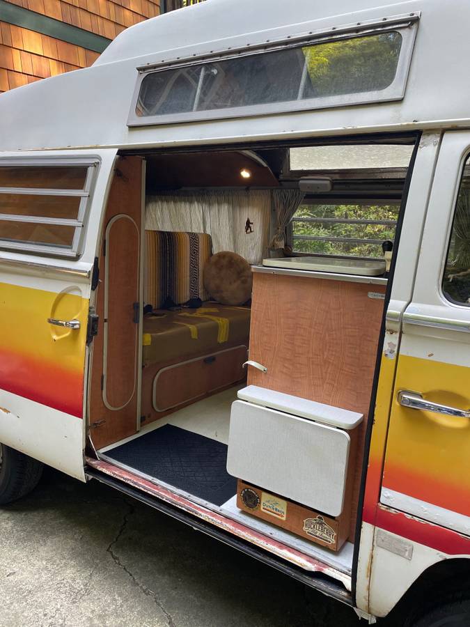 Volkswagen-adventurewagon-1971-white-3