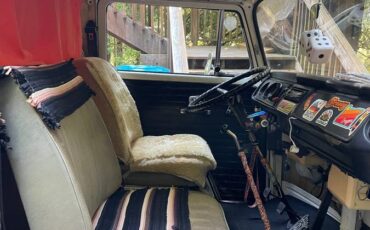 Volkswagen-adventurewagon-1971-white-6